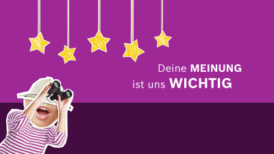 Frau mit Fernglas sucht nach Sternen